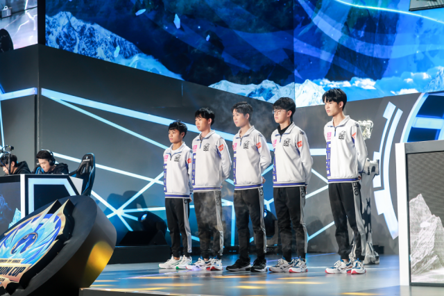 Top Esports 和 Anyone’s Legend 在 LPL Split 2 2025 中取得胜利